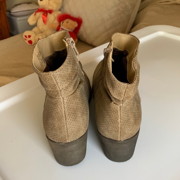 White Mountain Ankle Boots Size 7.5M worn once Camel - Picture 4 of 7